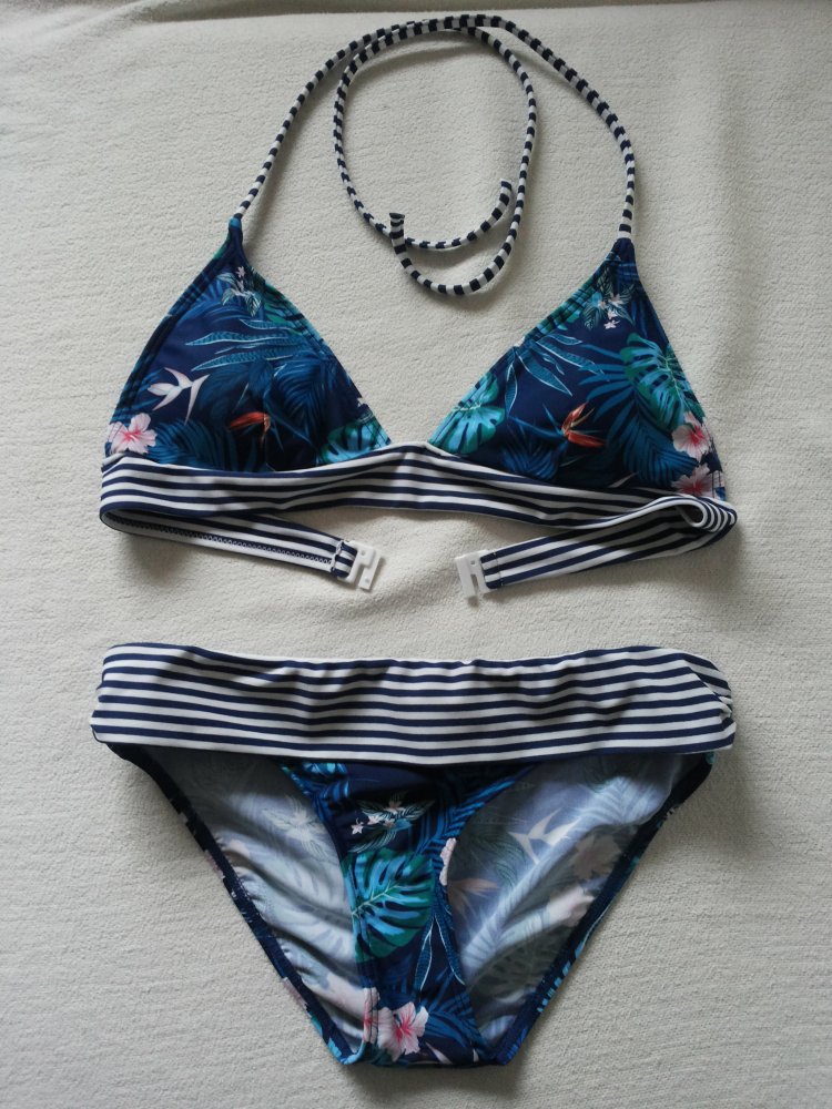 Bikini (oben Gr. 38, unten Gr. 34) mit Blumen und Streifen von HotStuff