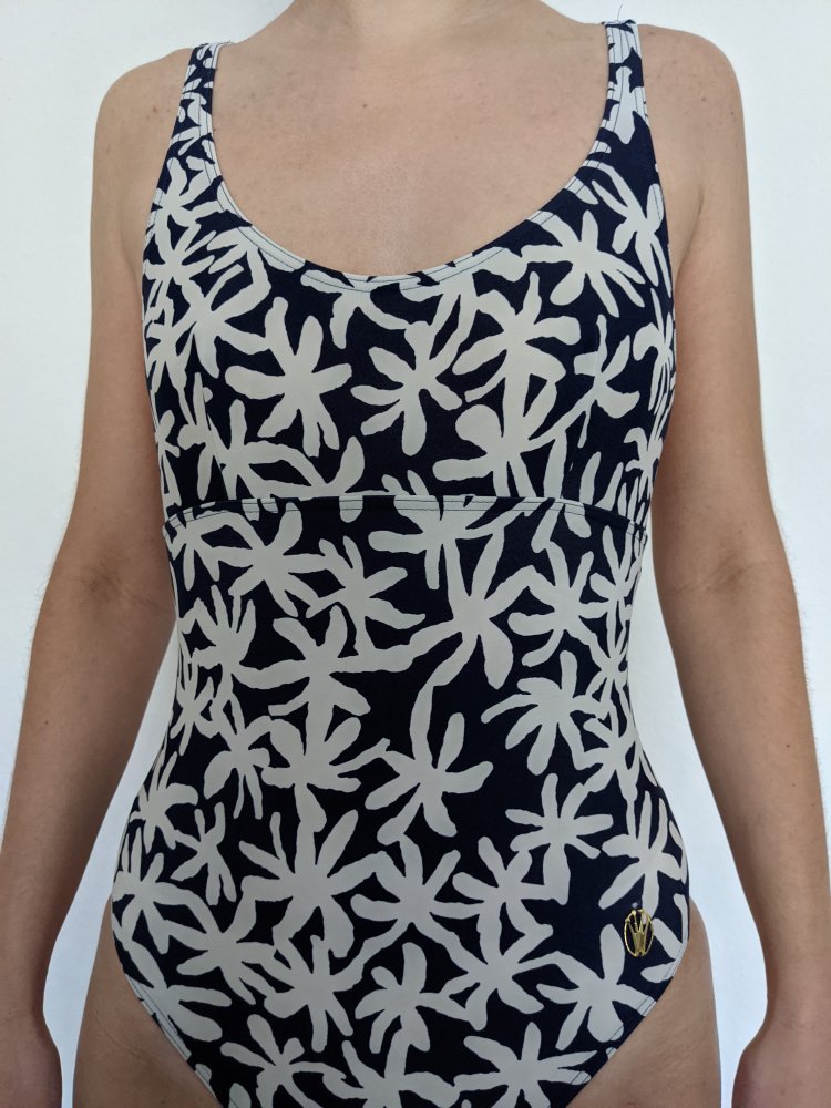 Badeanzug von Triumph, dunkelblau-weiß