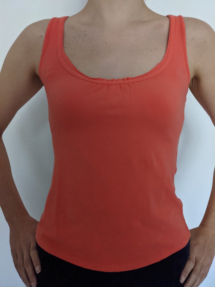 Top in koralle mit Raffung