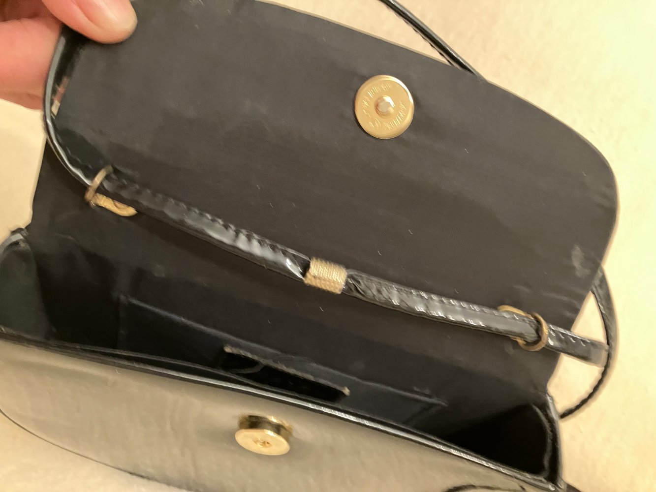 kl. Lacktasche, Abendtäschchen m. Träger ( kann auch nach innen )