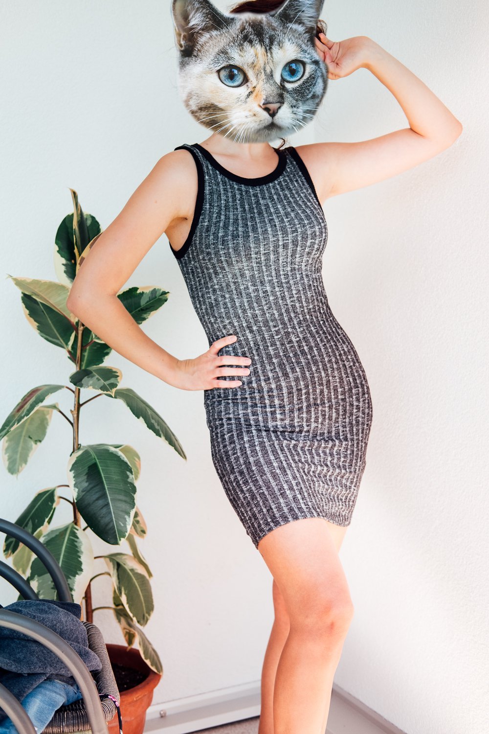 Dunkelgraues enges Kleid