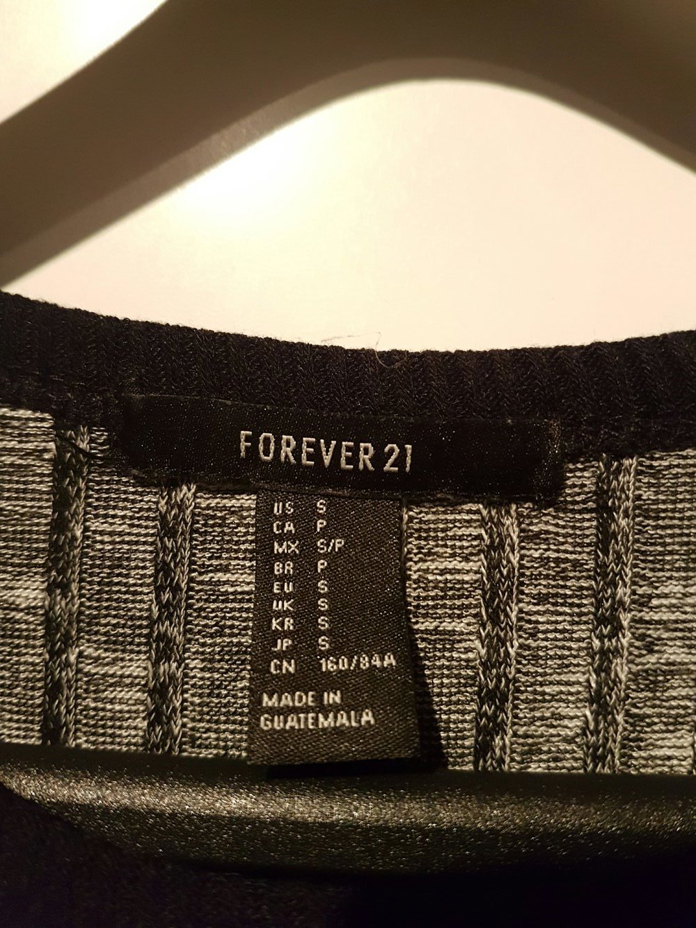 Dunkelgraues enges Kleid