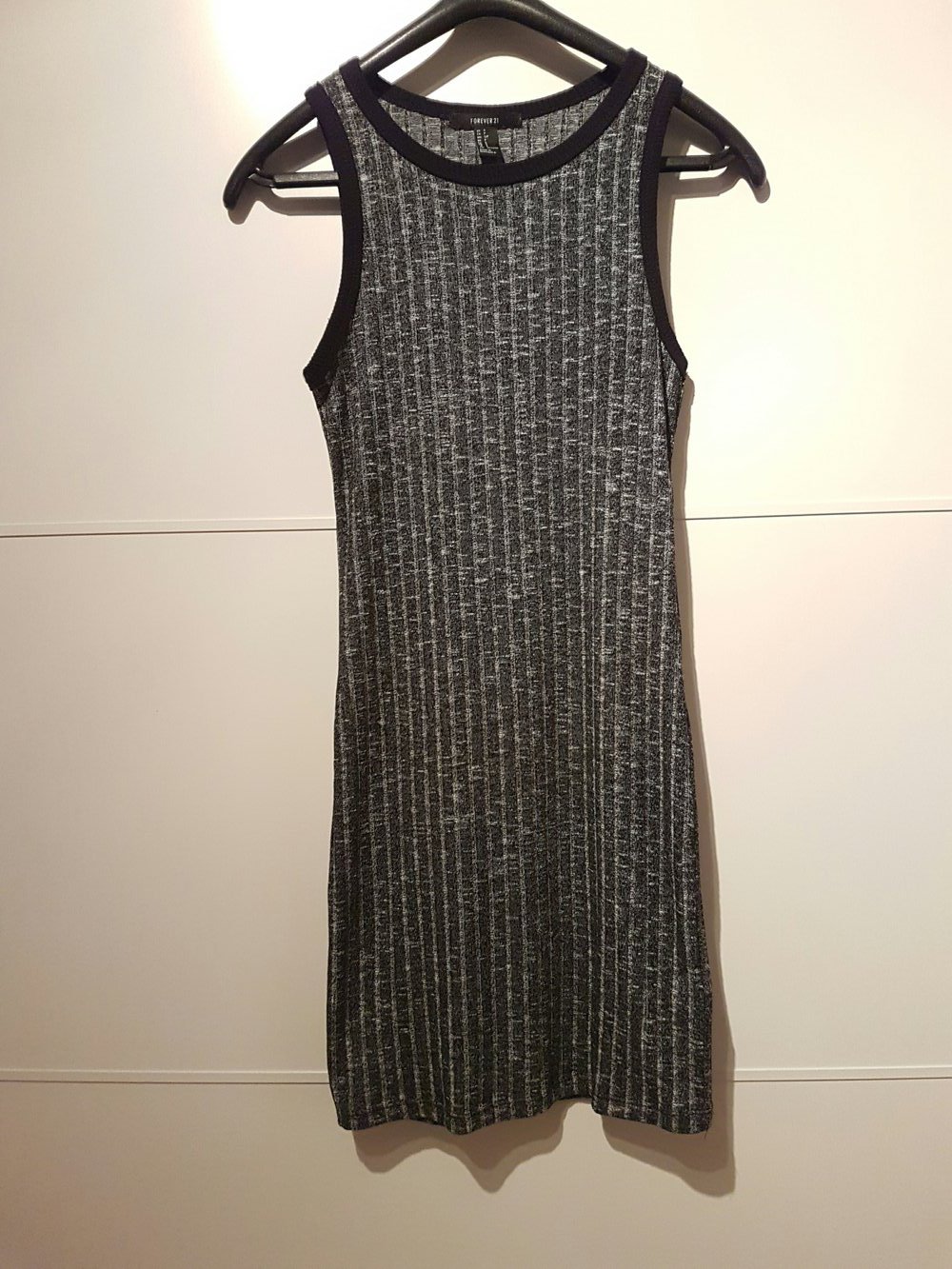 Dunkelgraues enges Kleid