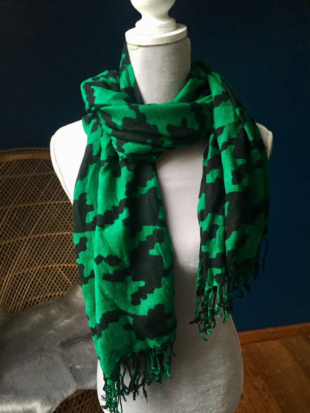 Leichter Stoffschal grün-schwarz Hahnentritt