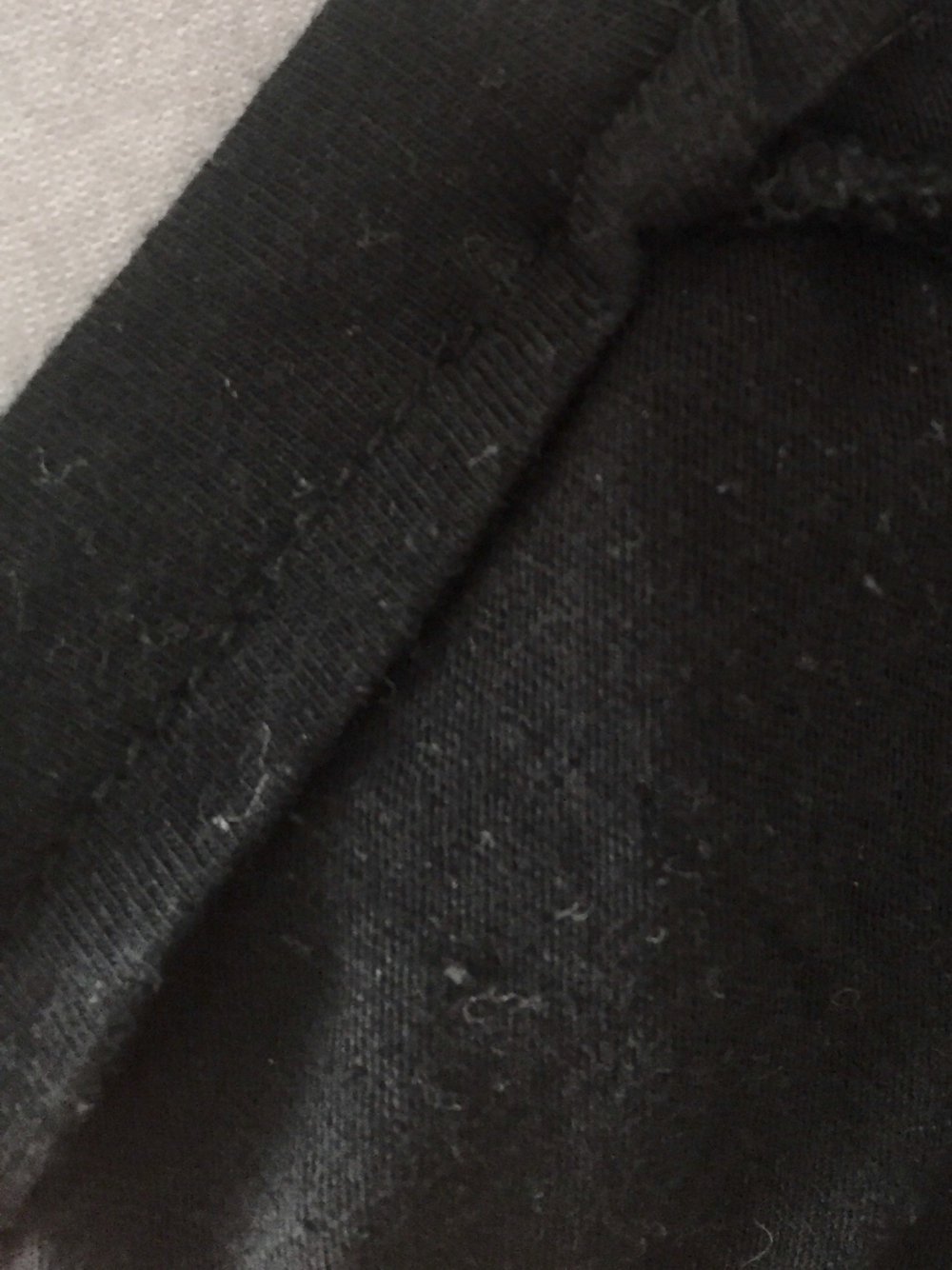 Schwarzes Shirt mit lila Pailletten Muster