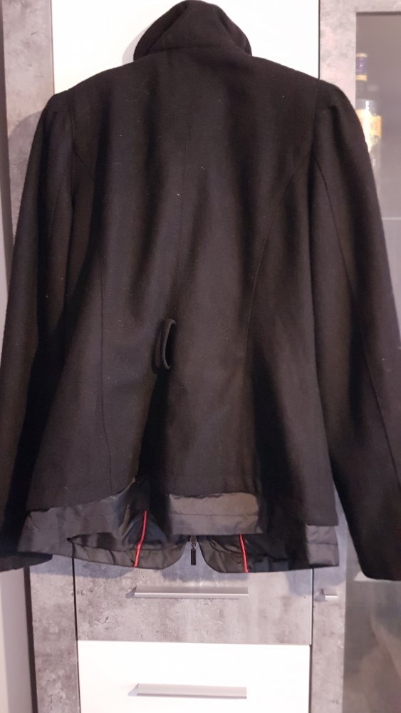 Schwarzer Mantel - Jan Kruperer