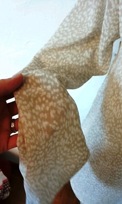 Schlichte, gesprenkelte H&M Damen Langarm Bluse in beige und weiß Gr. XS S