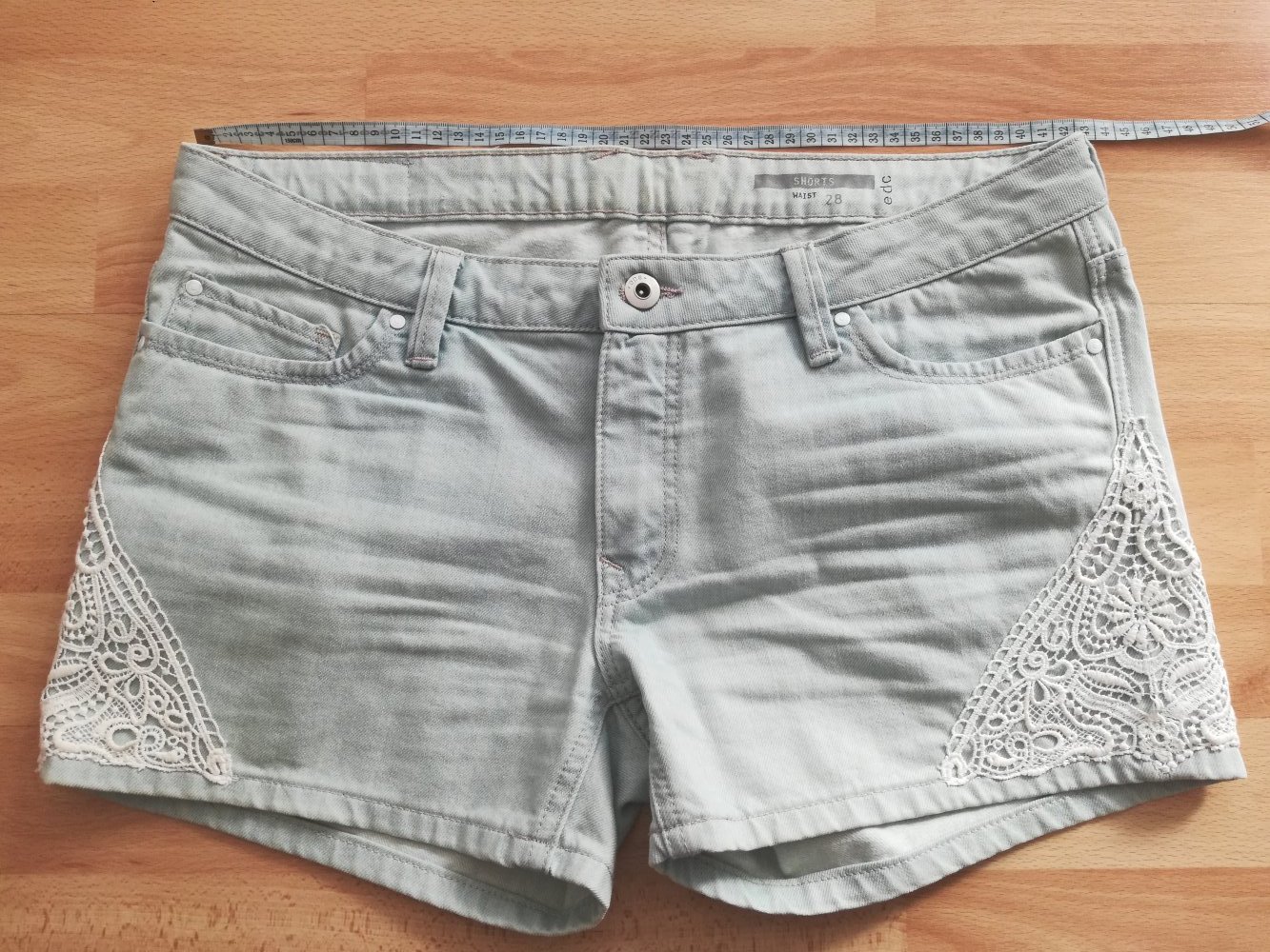 Esprit Jeans Shorts W28 mit Spitze hellblau