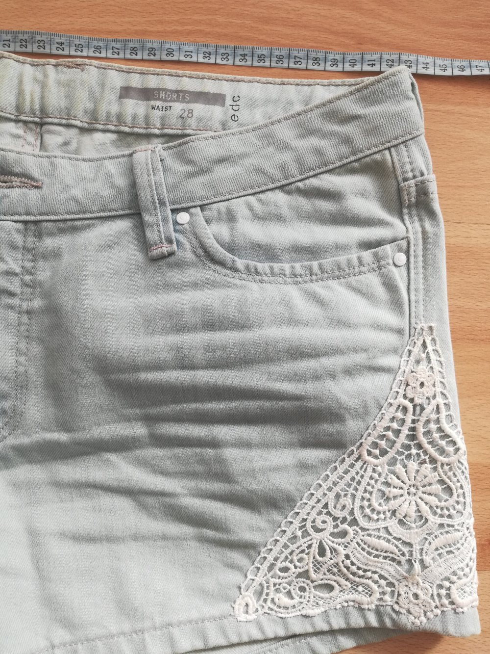 Esprit Jeans Shorts W28 mit Spitze hellblau