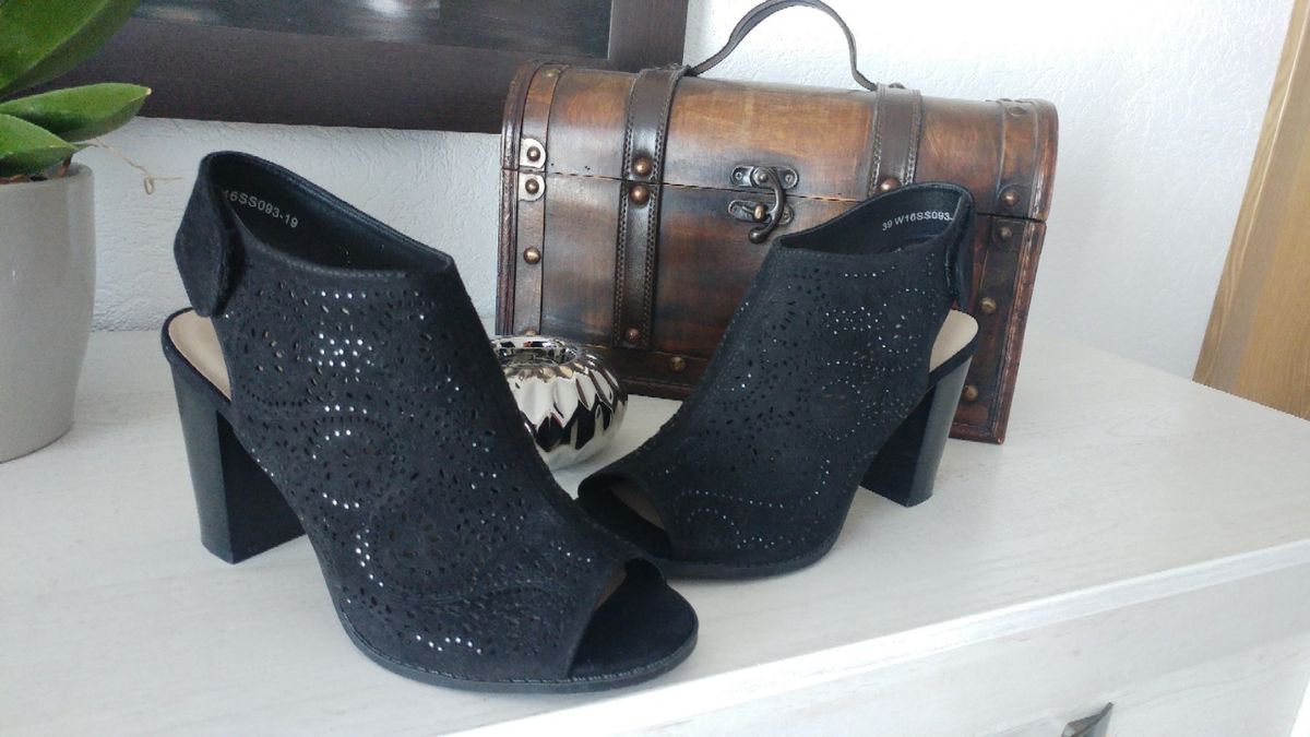 Neue Sandalen im schwarz 39