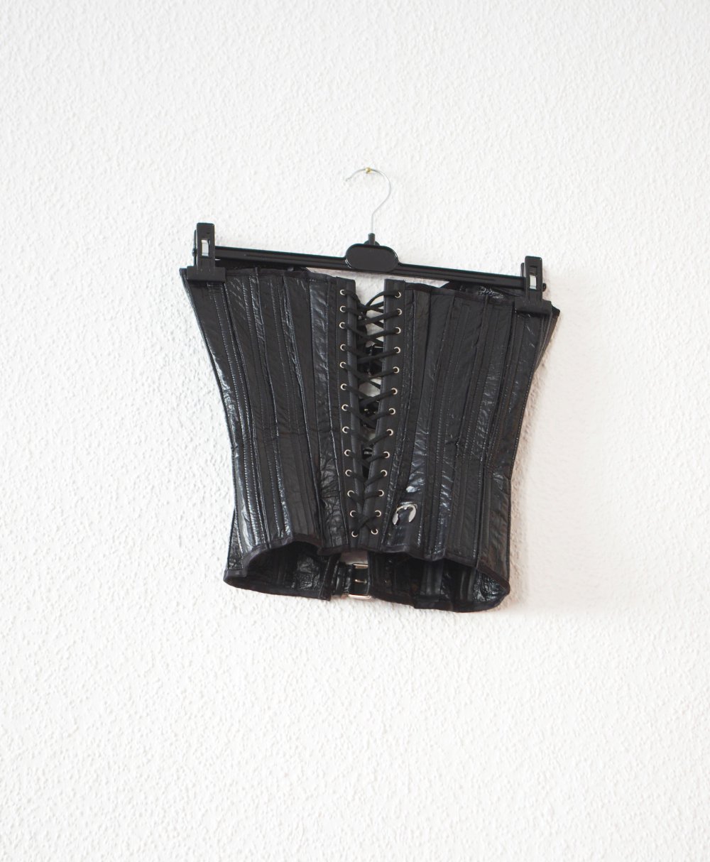 Ausgefallene Kunstledercorsage Gr. S 36 38 Halbbrust Wetlook Schnallen 