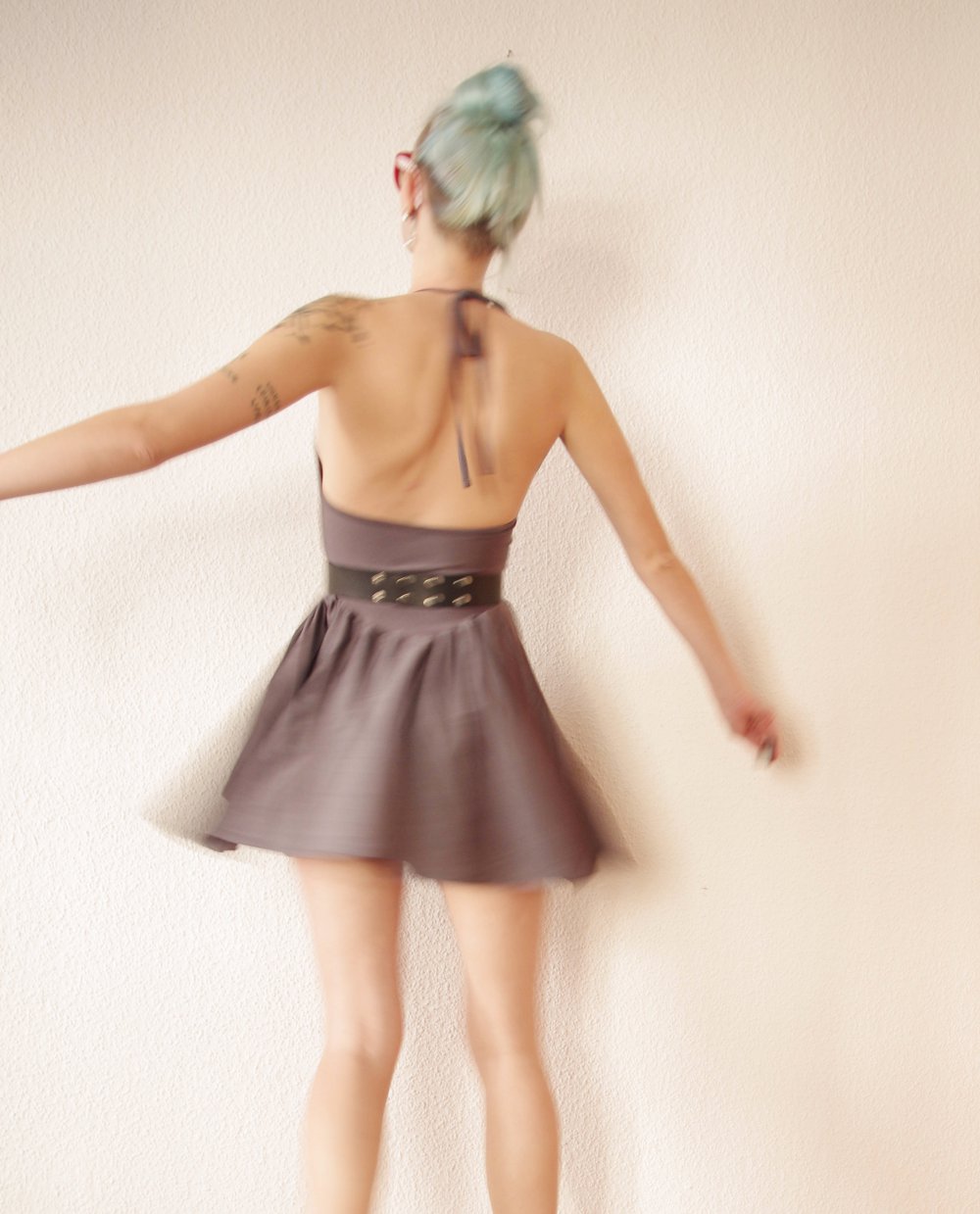 Silbergraues American Apparel Nylon Tricot Kleid Gr. M Neckholder