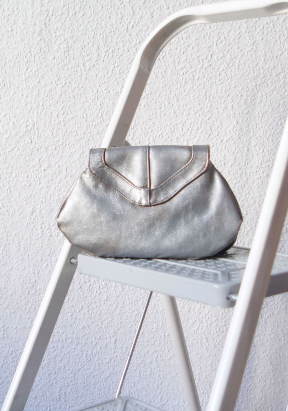 Silber metallic Clutch Handtasche Kunstleder Magnetverschluss vintage Look