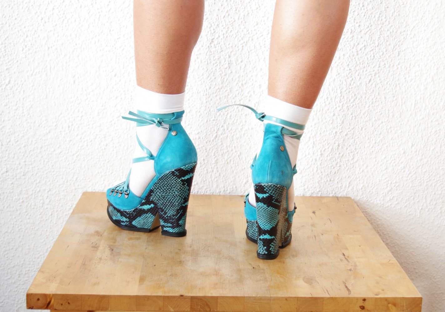 Red or Dead Wedge High Heels Gr. 38 türkis schwarz strappy Echtleder BNWB