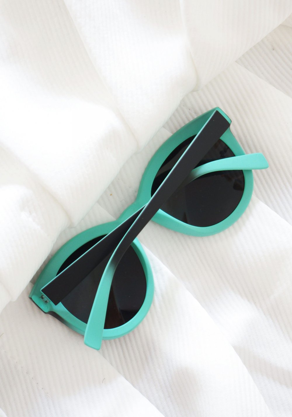 Lässige Sonnenbrille mint schwarz retro Nasty Gal Farbverlauf Technobarbie Festival