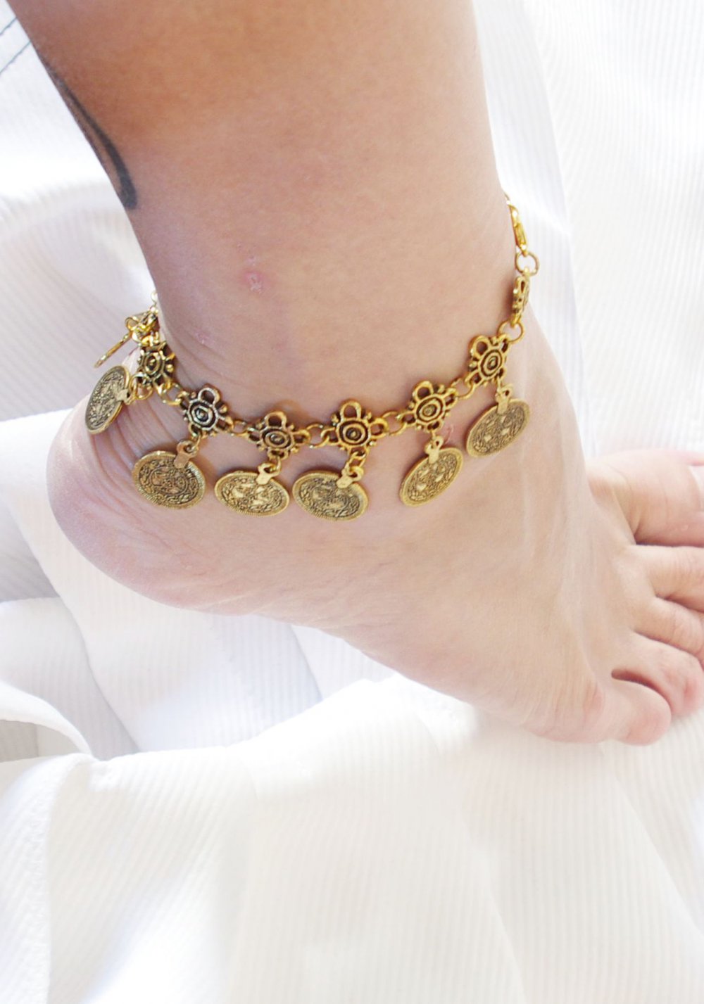 Zartes goldenes Bettelarmband Fußkettchen Blumen Münzen Armkette Hippie Goa Nasty Gal
