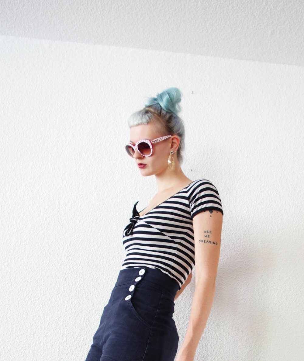 Schwarz-weiß gestreiftes King Kerosin Shirt Gr. S Rockabella zum Binden