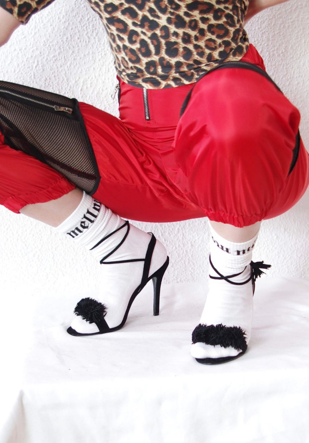 Auffällige Cutout HighHeels Gr. 41 PomPoms Quasten Stiletto Pumps Halloween sexy y2k Technopinup