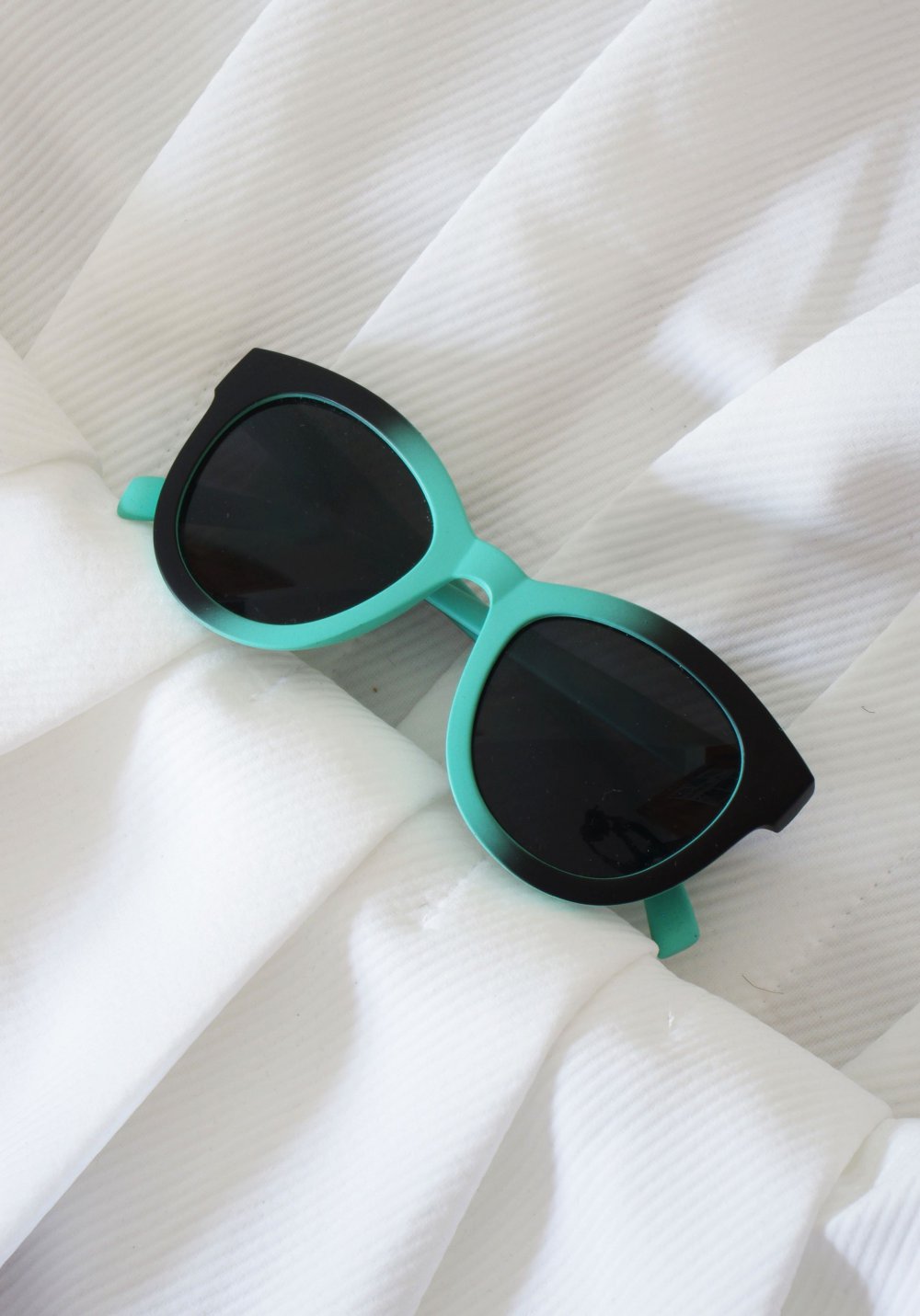 Lässige Sonnenbrille mint schwarz retro Nasty Gal Farbverlauf Technobarbie Festival