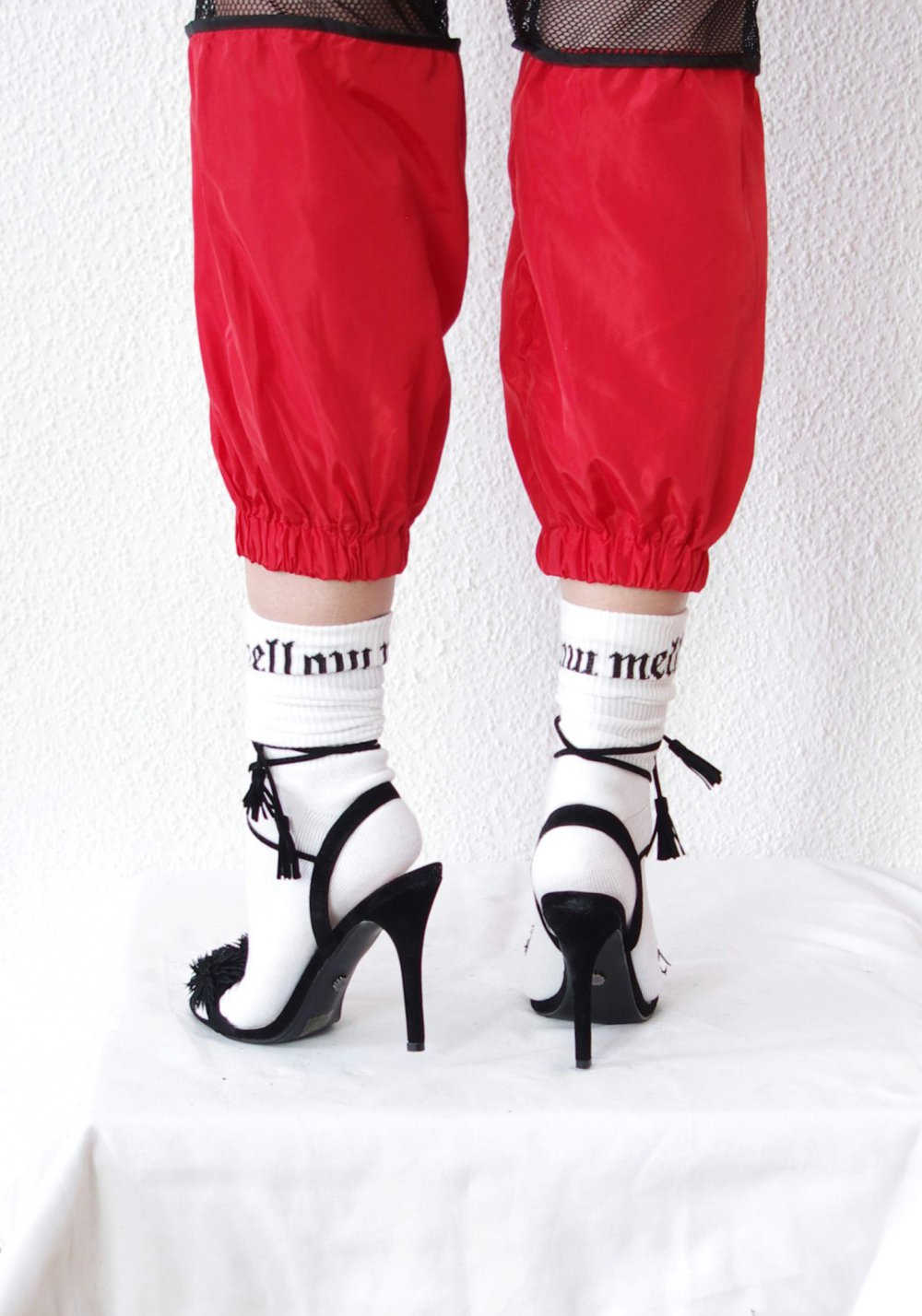 Auffällige Cutout HighHeels Gr. 41 PomPoms Quasten Stiletto Pumps Halloween sexy y2k Technopinup