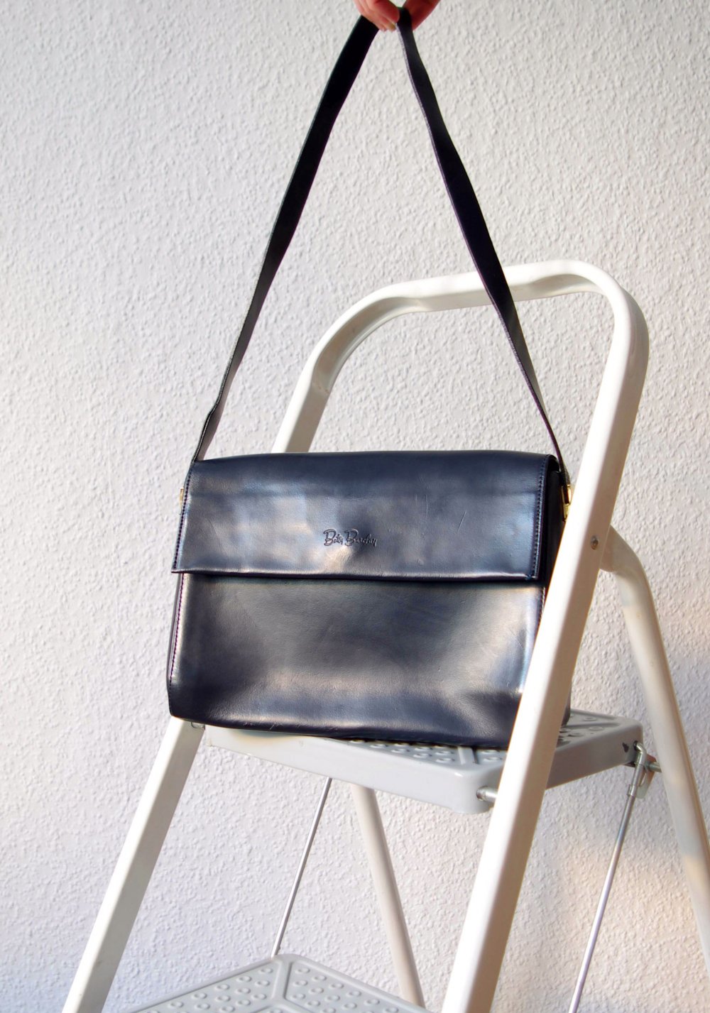 Zeitlose dunkelblaue Vintage Handtasche 90er Kunstleder Magnetverschluss Schulterriemen