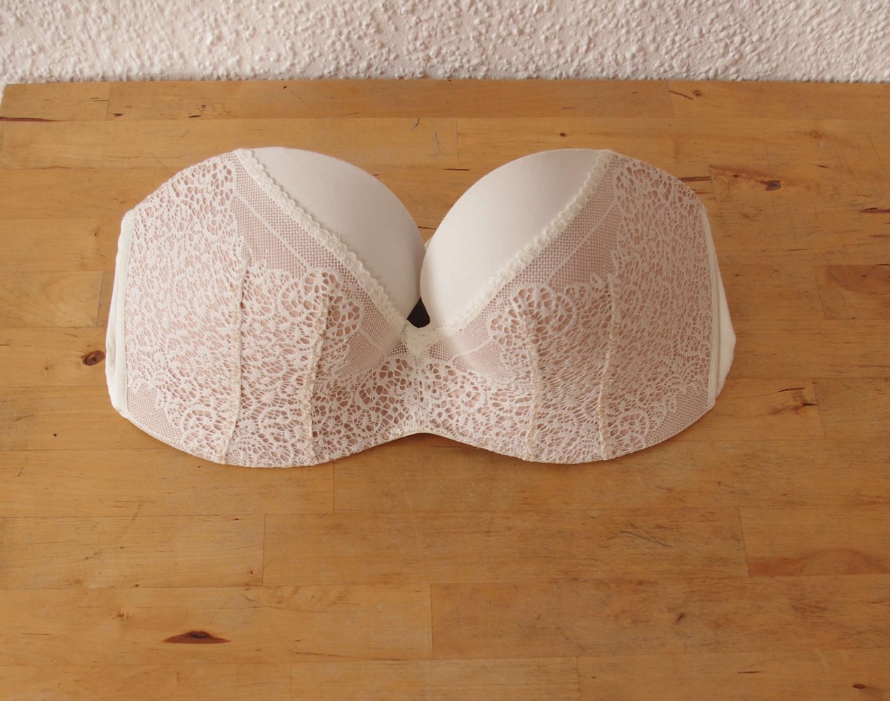 Trägerloser Wonderbra BH 70D weiß nude PushUp Spitze