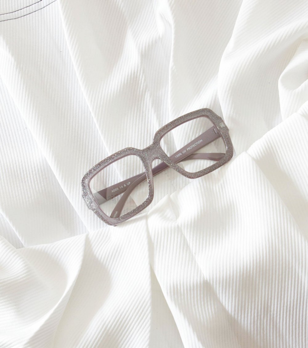 Raverbrille retro 90er silber taupe lila eckig Klarglas Trash