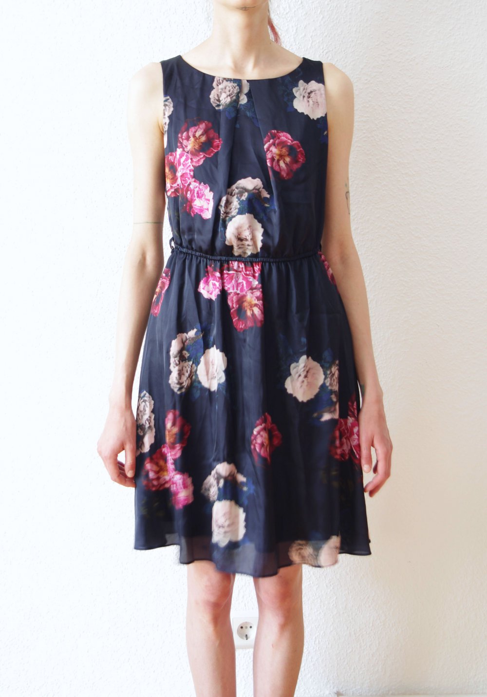 Glänzendes retro Kleid Gr. S 36 38 floral Blumen Sommer Pinup Abiball Abiparty