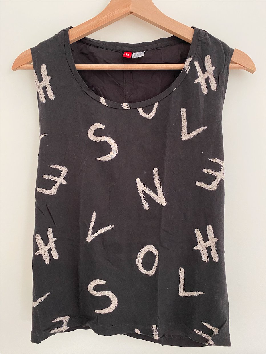 Schwarzes Buchstaben Top