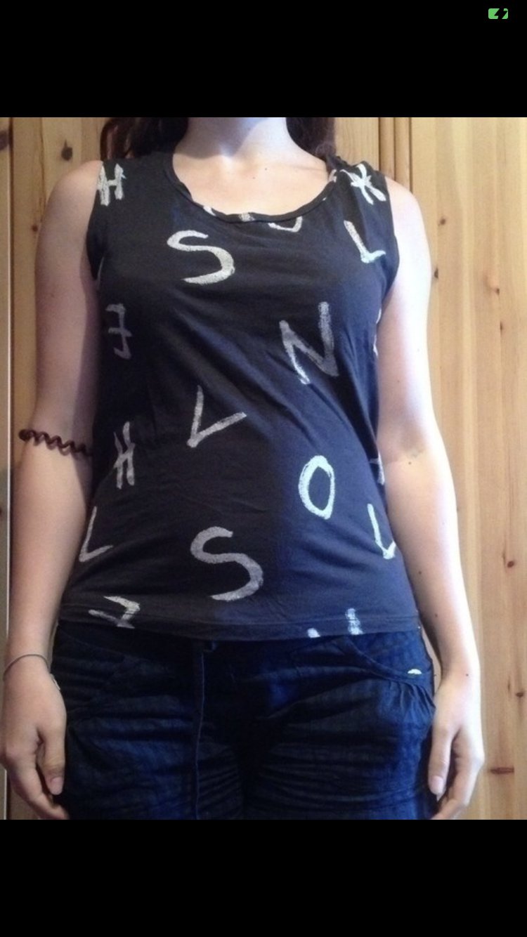 Schwarzes Buchstaben Top