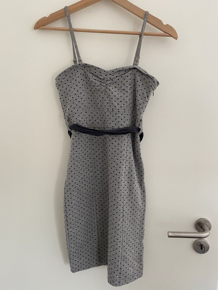 Enges graues Punkte Kleid