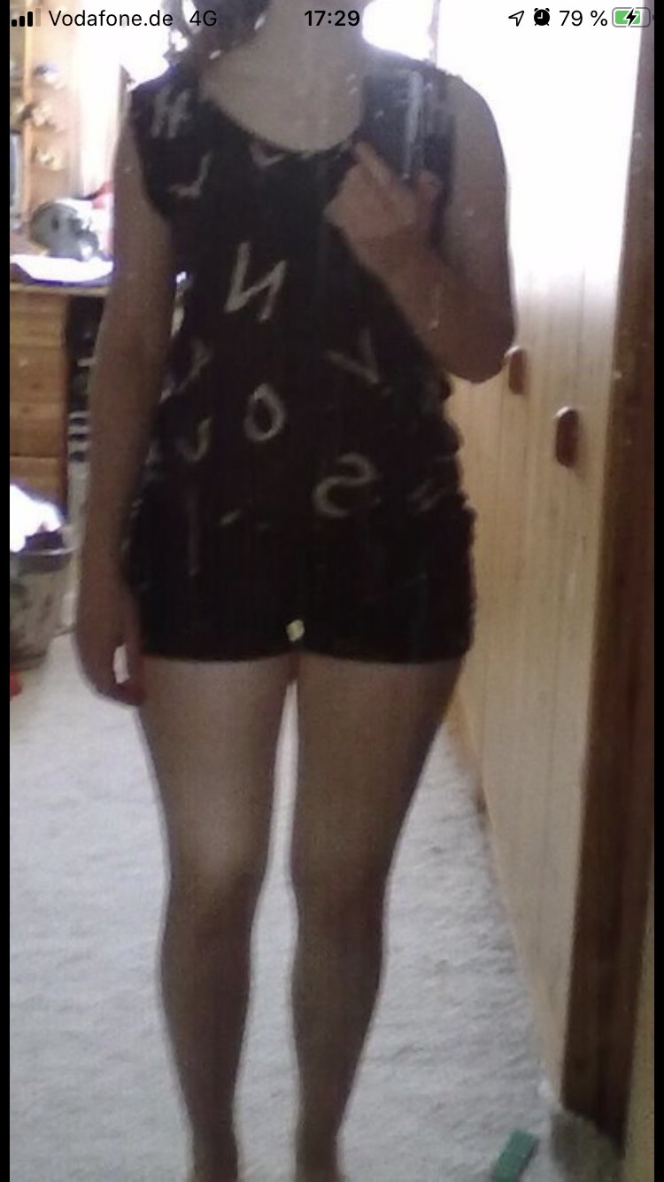 Schwarzes Buchstaben Top