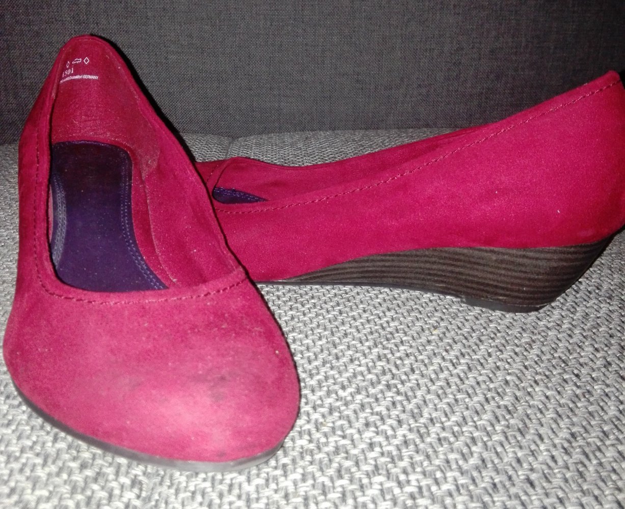 Neu Pumps, Ballerinas mit Keilabsatz Erdbeere rot Gr. 42. 
