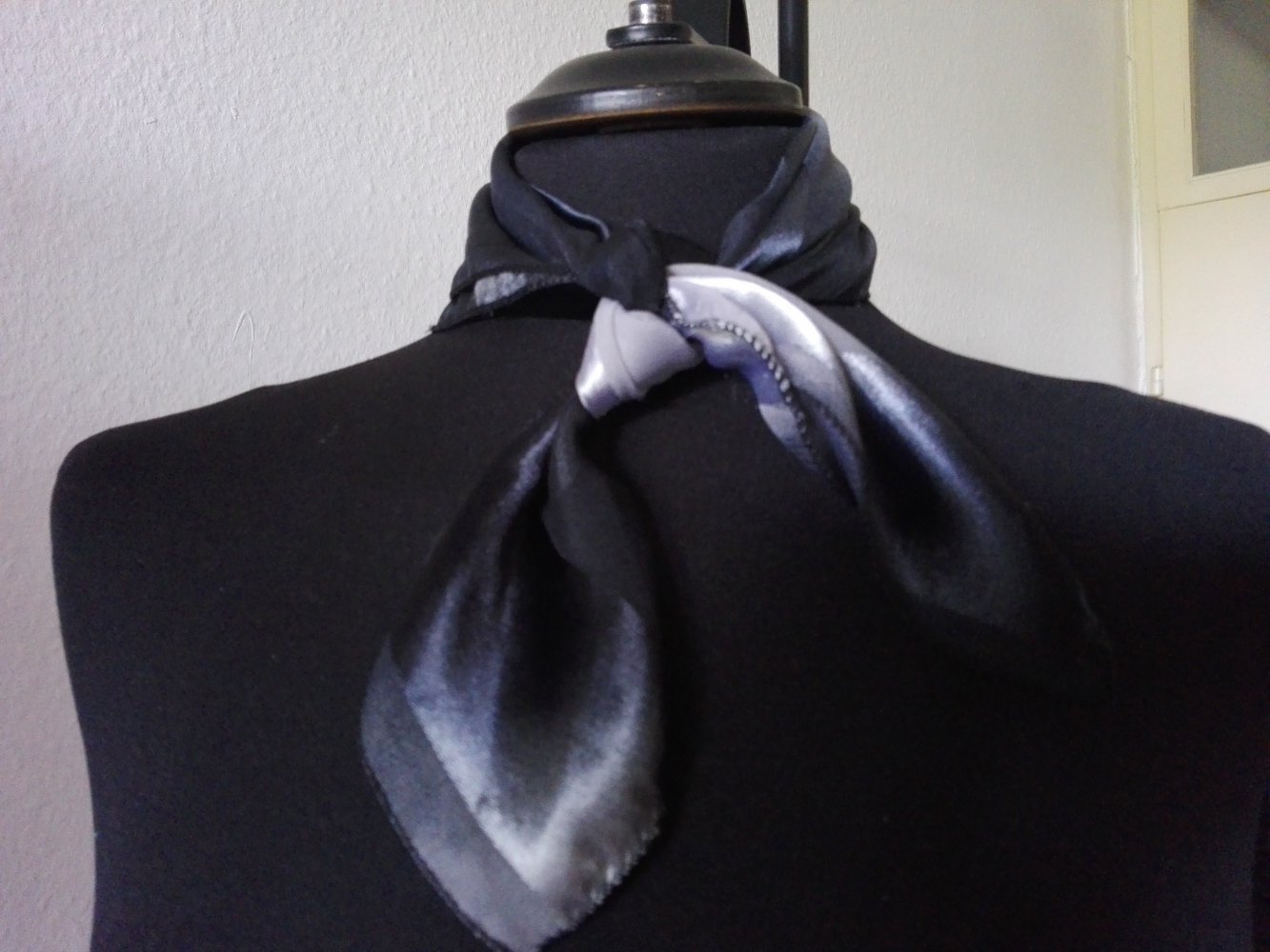 True Vintage Schal Tuch Grau Schwarz glänzend