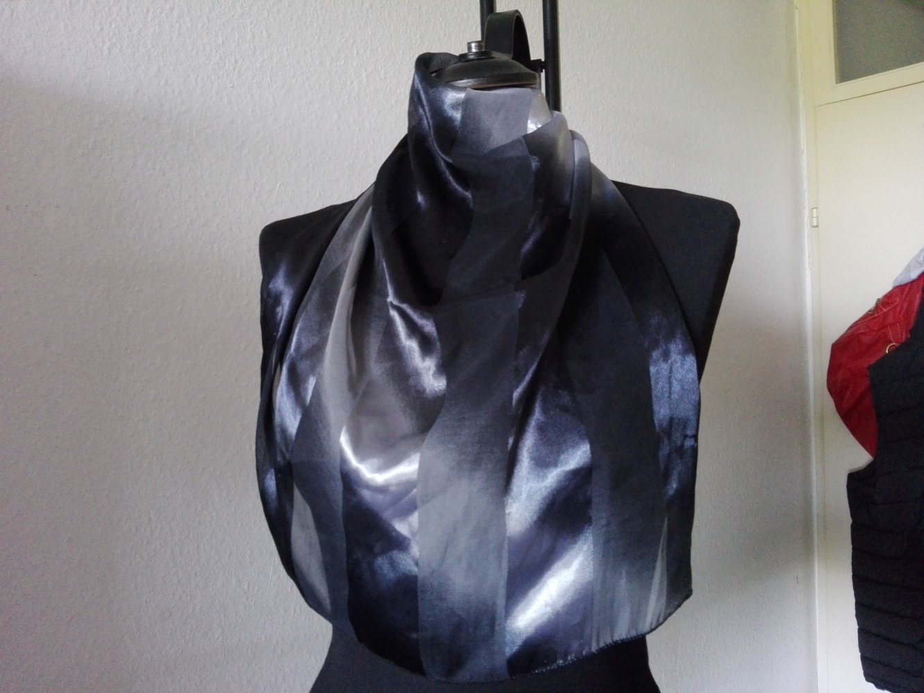 True Vintage Schal Tuch Grau Schwarz glänzend