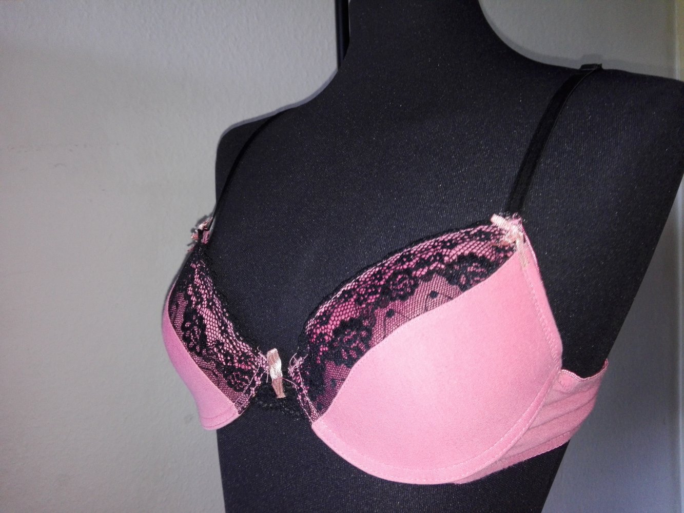 BH Gr. 75 B Rosa mit schwarze Spitze Ca. 75 B