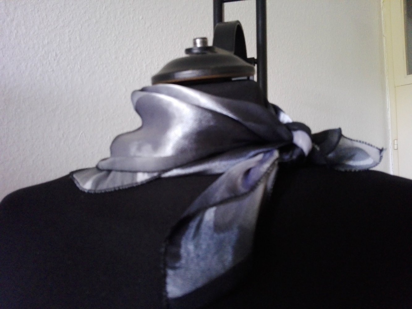 True Vintage Schal Tuch Grau Schwarz glänzend