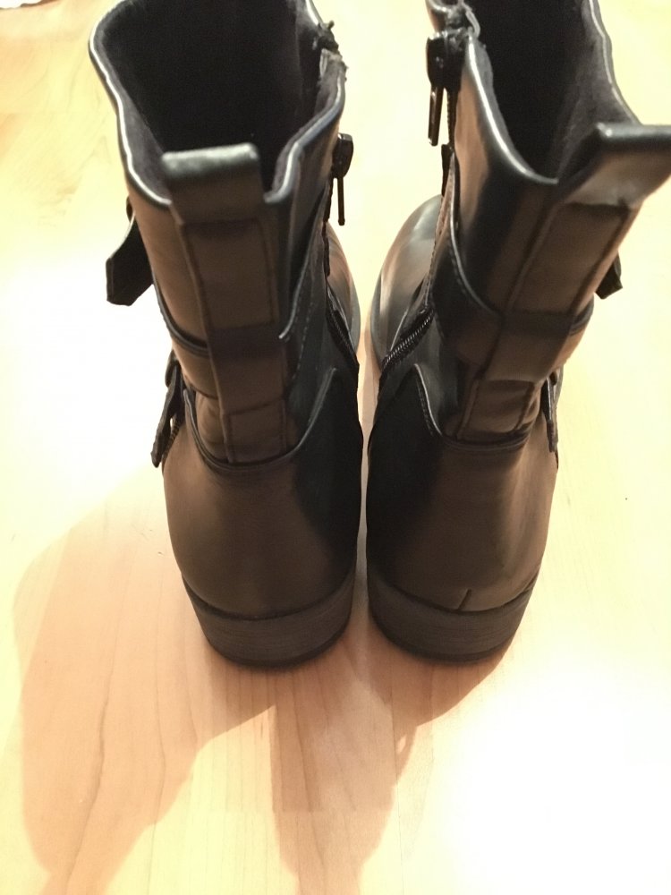 schwarze Stiefeletten, Biker-Look