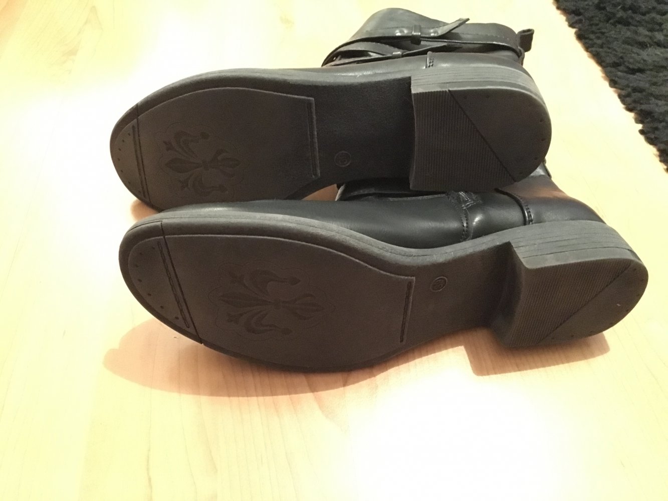 schwarze Stiefeletten, Biker-Look