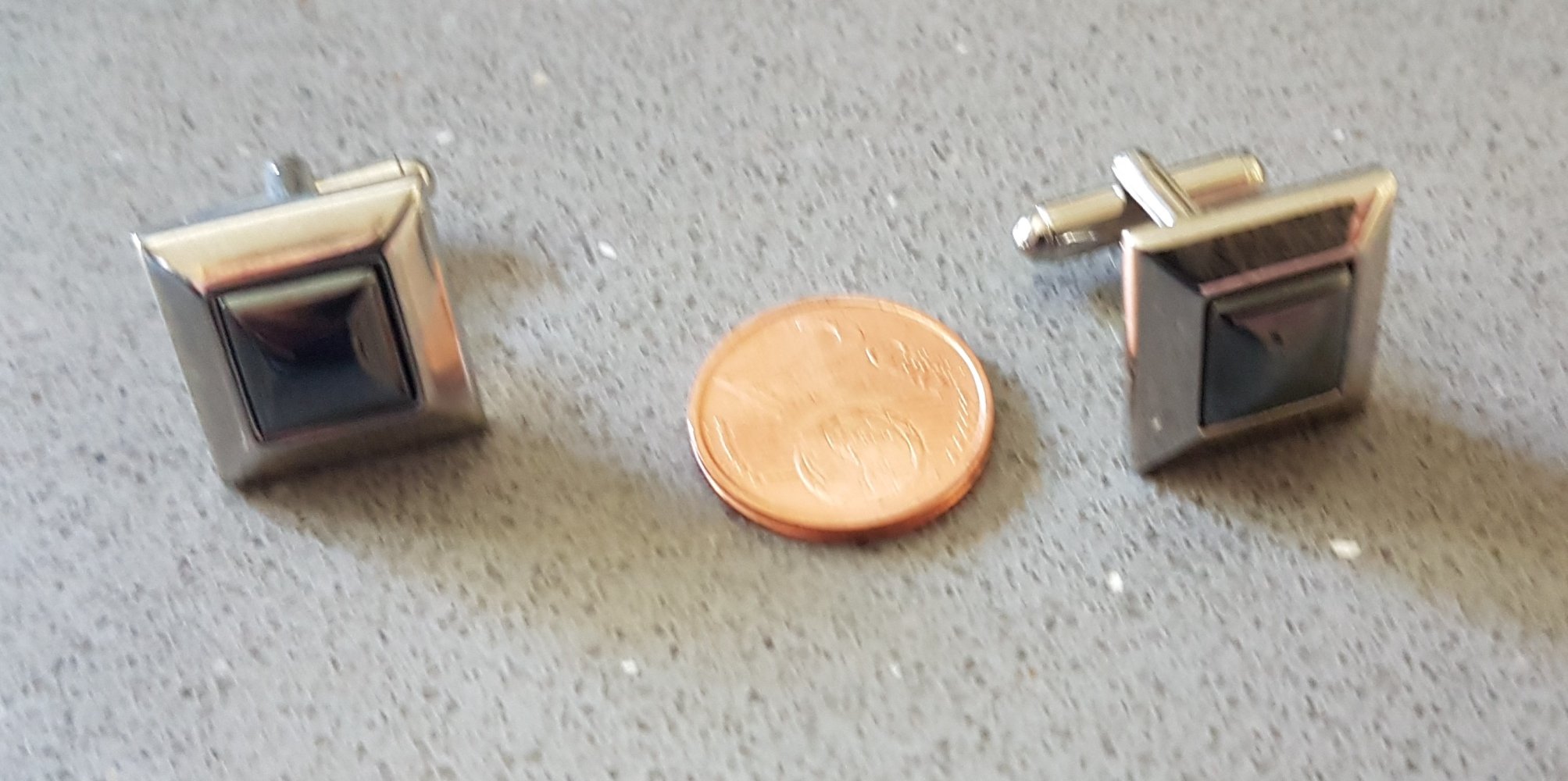 Manschettenknöpfe quadratisch silberfarben mit Hämatit?