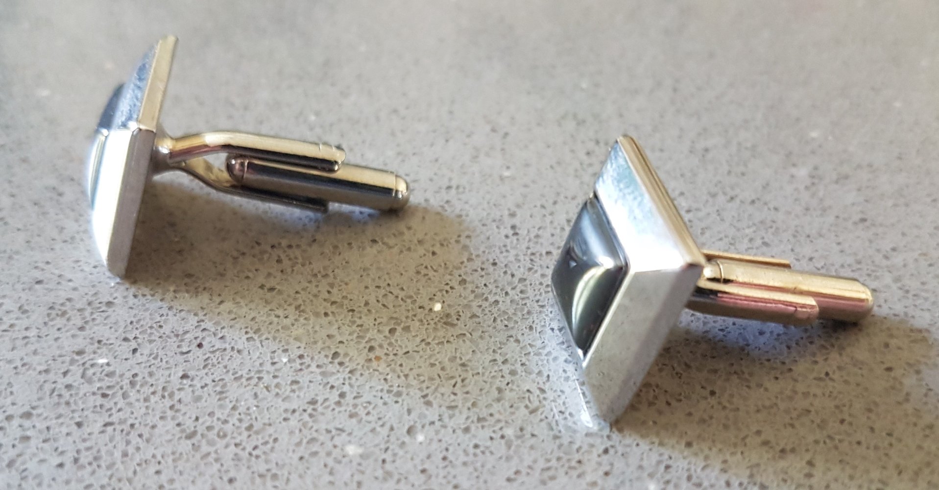 Manschettenknöpfe quadratisch silberfarben mit Hämatit?