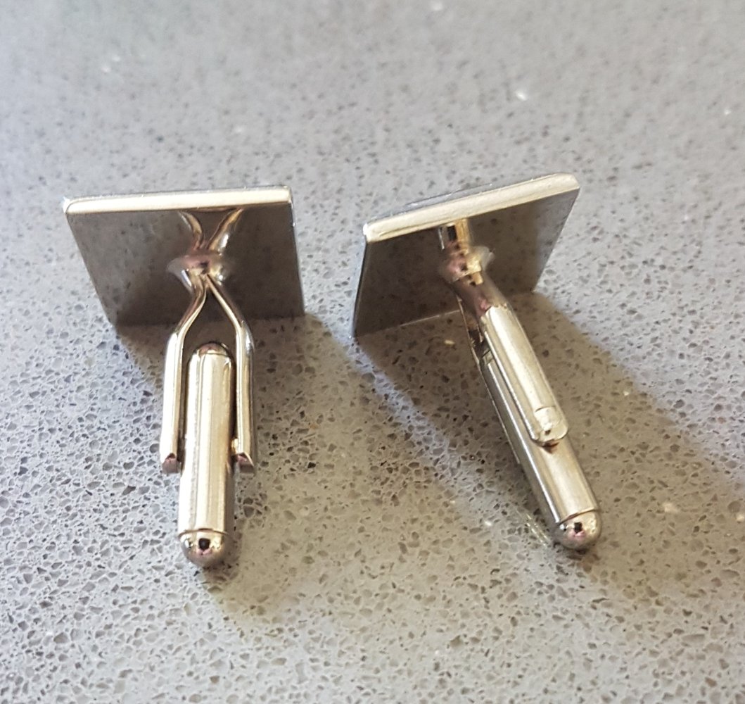 Manschettenknöpfe quadratisch silberfarben mit Hämatit?