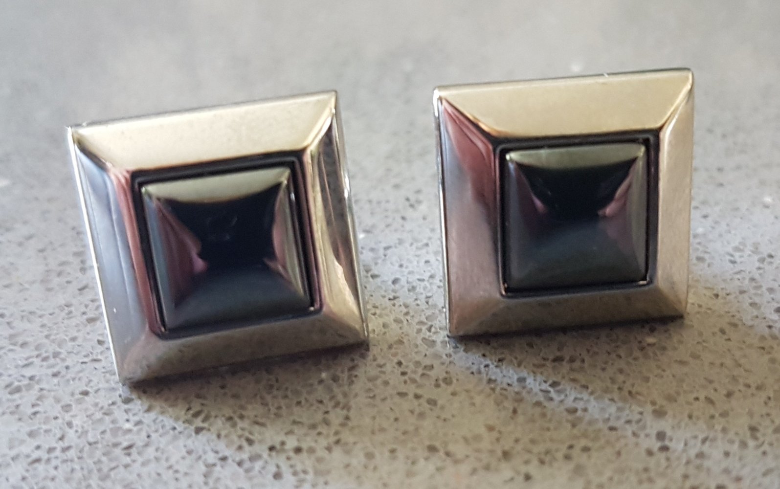 Manschettenknöpfe quadratisch silberfarben mit Hämatit?