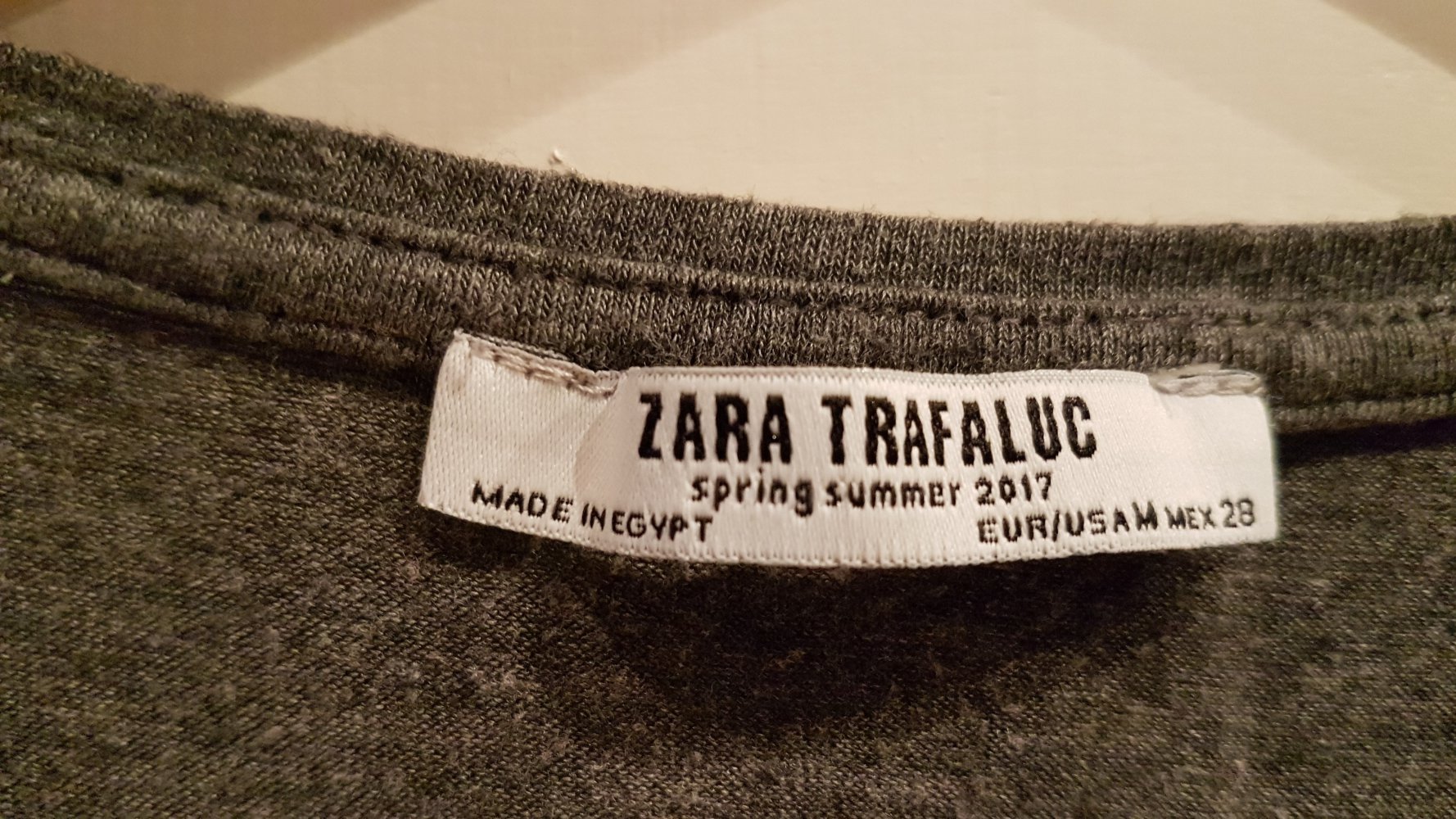Zara T-Shirt, V-Ausschnitt, grau, Gr. M