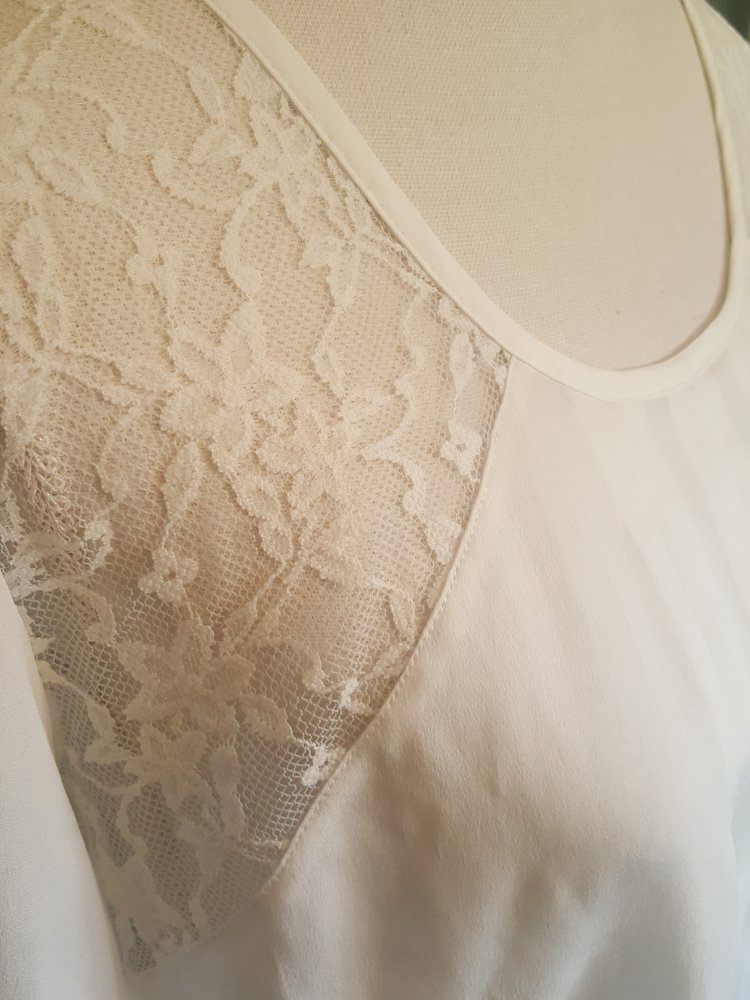 Weiße Bluse von Vero Moda mit Spitzeneinsatz