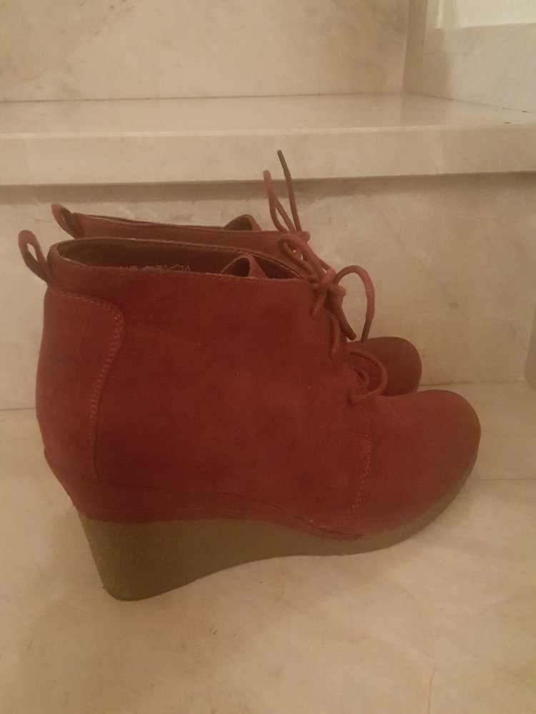 Bordeauxrote Wedges von Claudia Ghizzani / TK Maxx