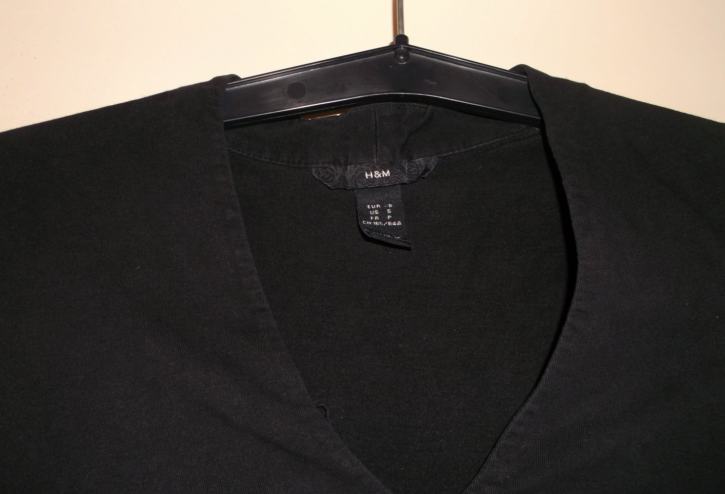 schwarzes H&M Shirt mit 3/4 Arm und V-Ausschnitt 