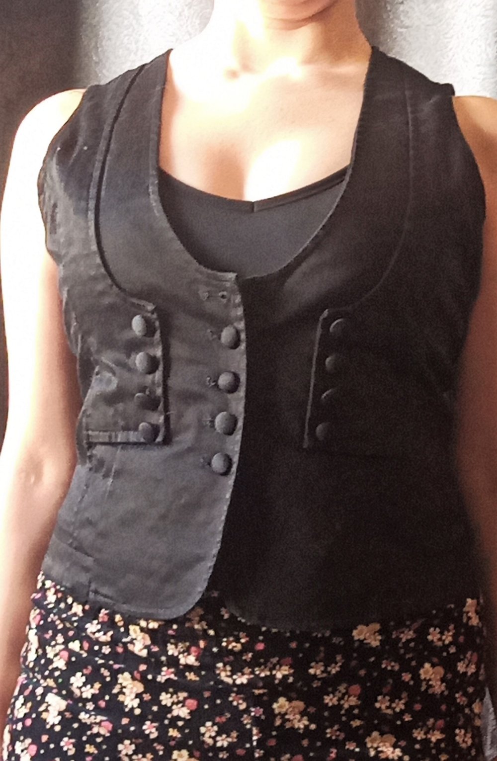 schwarze Trachten Weste dreifache Knopfreihe