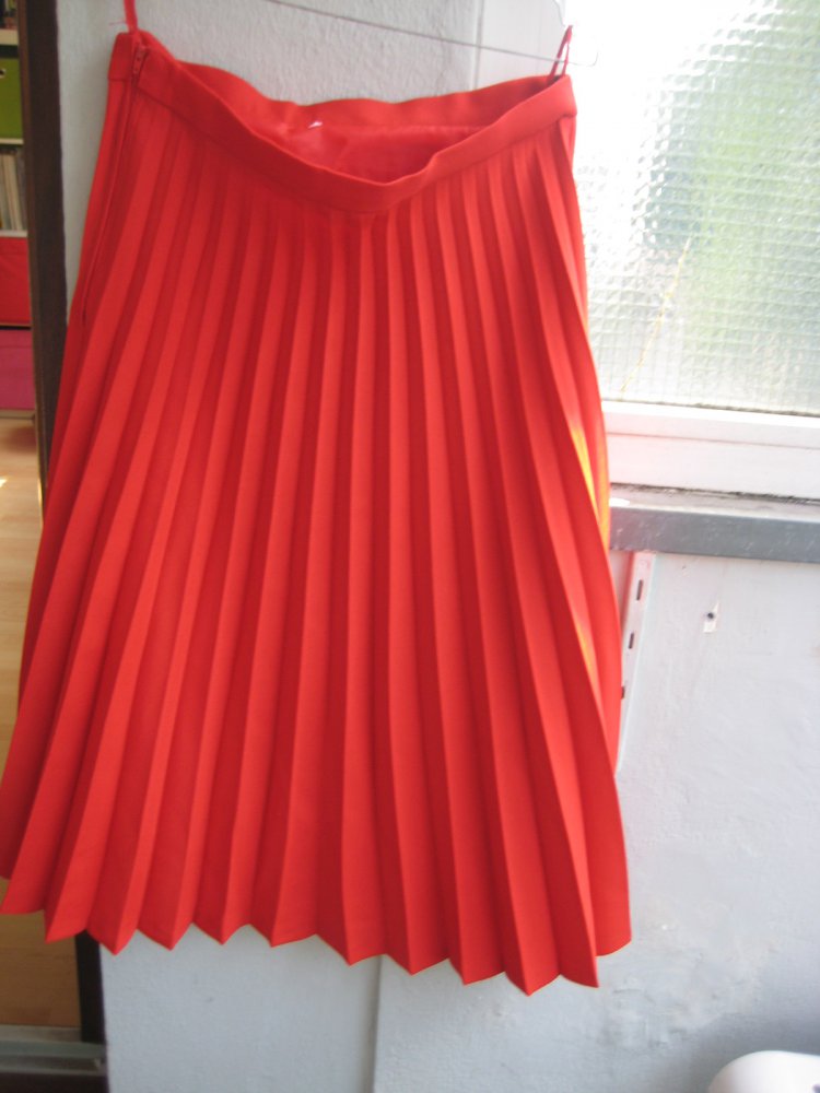 Knallroter Vintage Midi Rock mit Plisseefalten! vintage, true vintage, midirock, knielang, rot, knallrot, feuerwehrrot, fünfziger, fifties, schuluniform, rockabilly