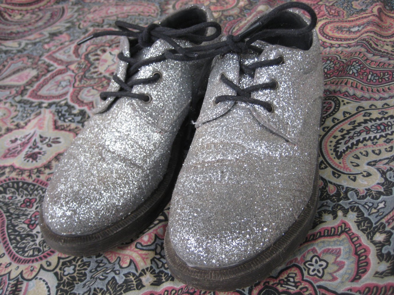 Silber Glitzerschuhe mit fester Sohle, glitzer, festival, boho, indie, rave, besonders, schick, feste schuhe, disco, schnürer